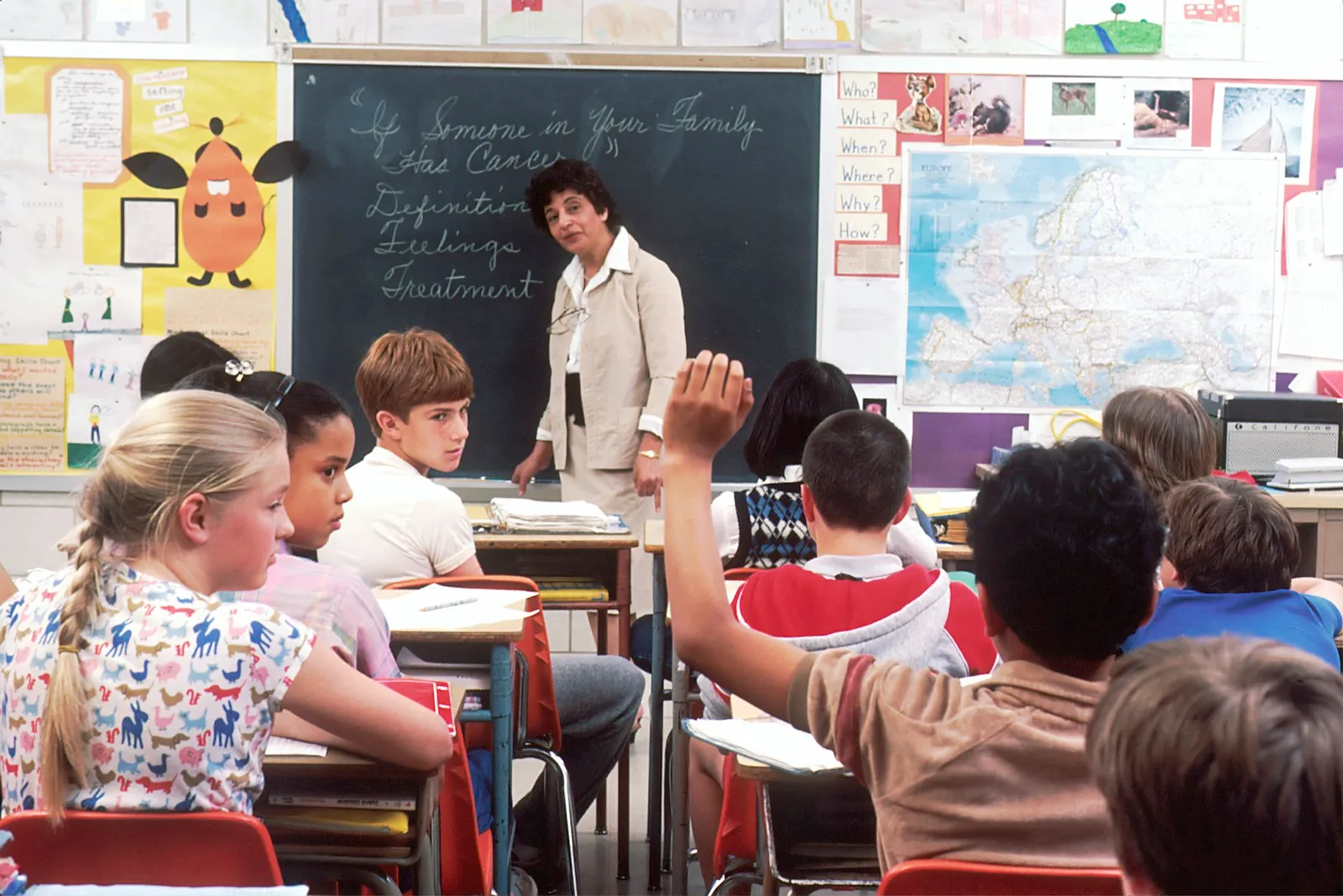 Profesora conectando emocionalmente con un estudiante