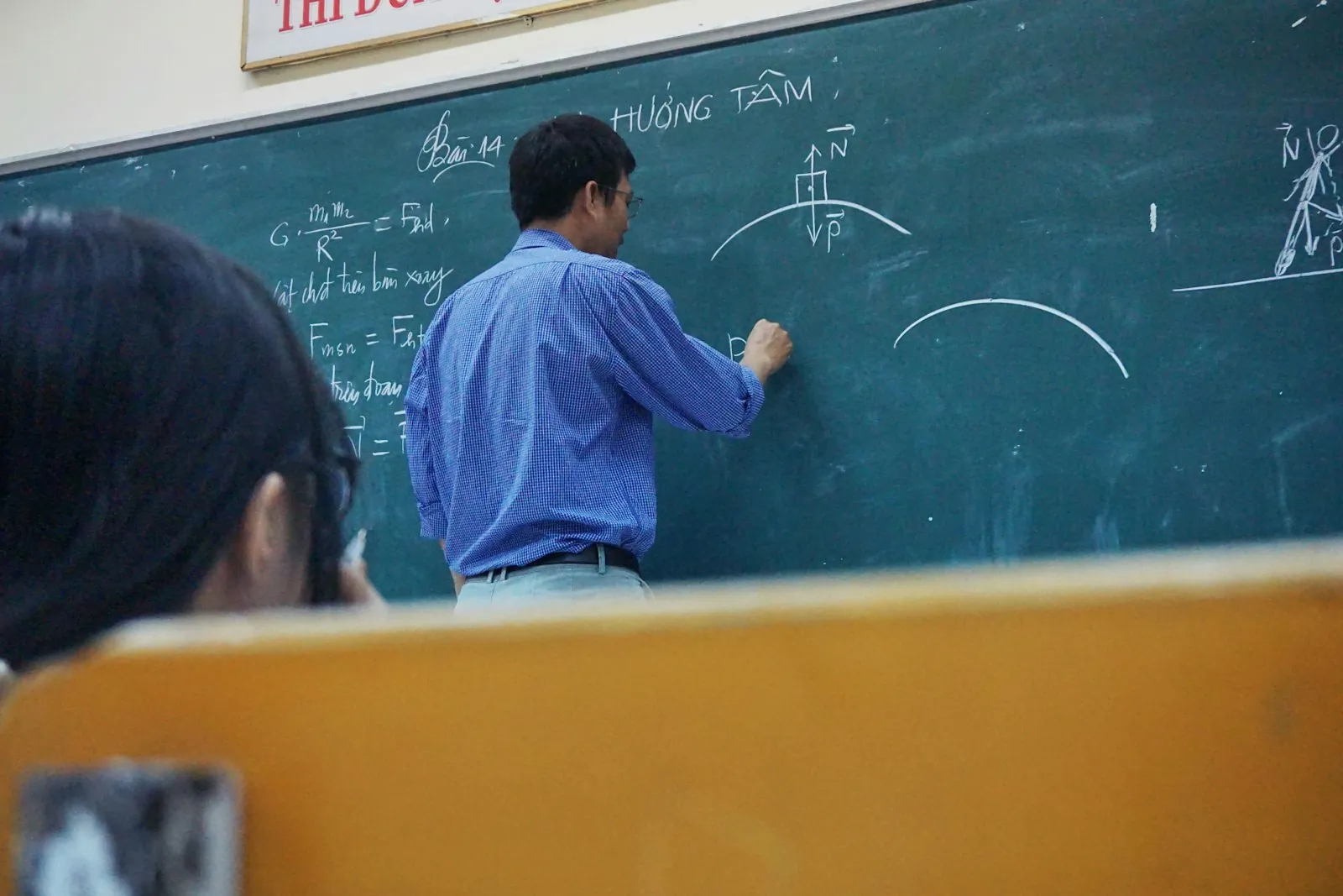 Estudiantes trabajando en equipo